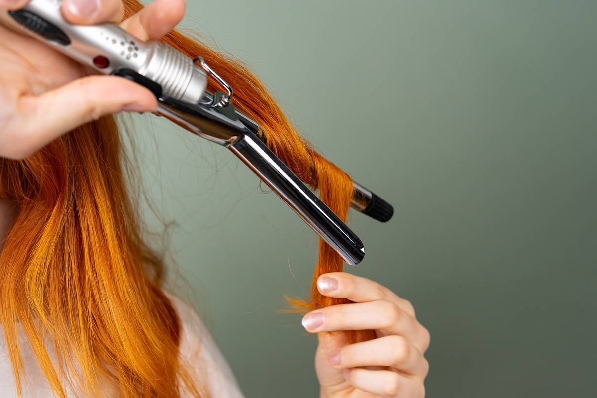 Comparison chart showing ceramic vs. titanium vs. tourmaline hair wave irons: heat distribution, durability, hair type suitability, and damage risk