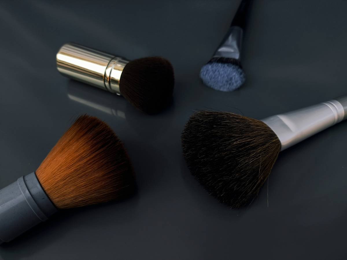 Infographic showing common hair styling kit mistakes: using wrong brush type for hair texture, skipping heat protectant, overheating tools, and neglecting cleaning